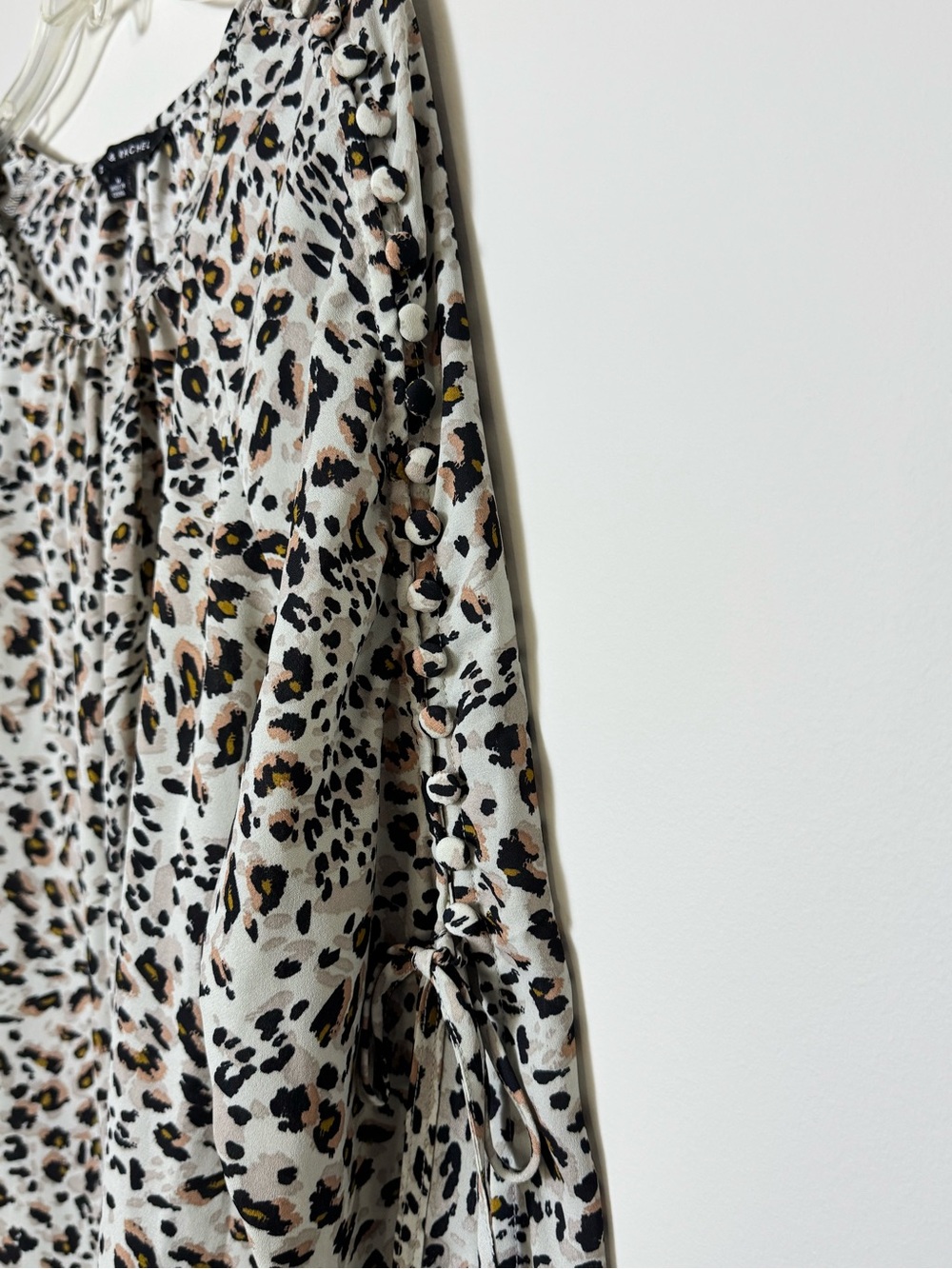 Zac & Rachel Leopard Print Tunic Size M Buttons and Bow on Sleeve - Picture 4 of 5